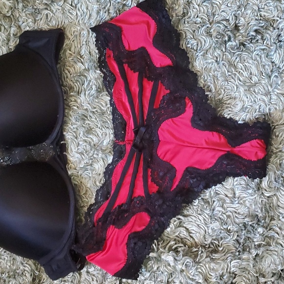 Victoria's Secret bombshell bra and panty set - Picture 3 of 4